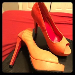 Unique two-toned orange peep pumps